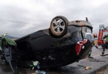 Los bomberos de Valdepeñas rescatan a una persona atrapada tras un vuelco en la CR-412