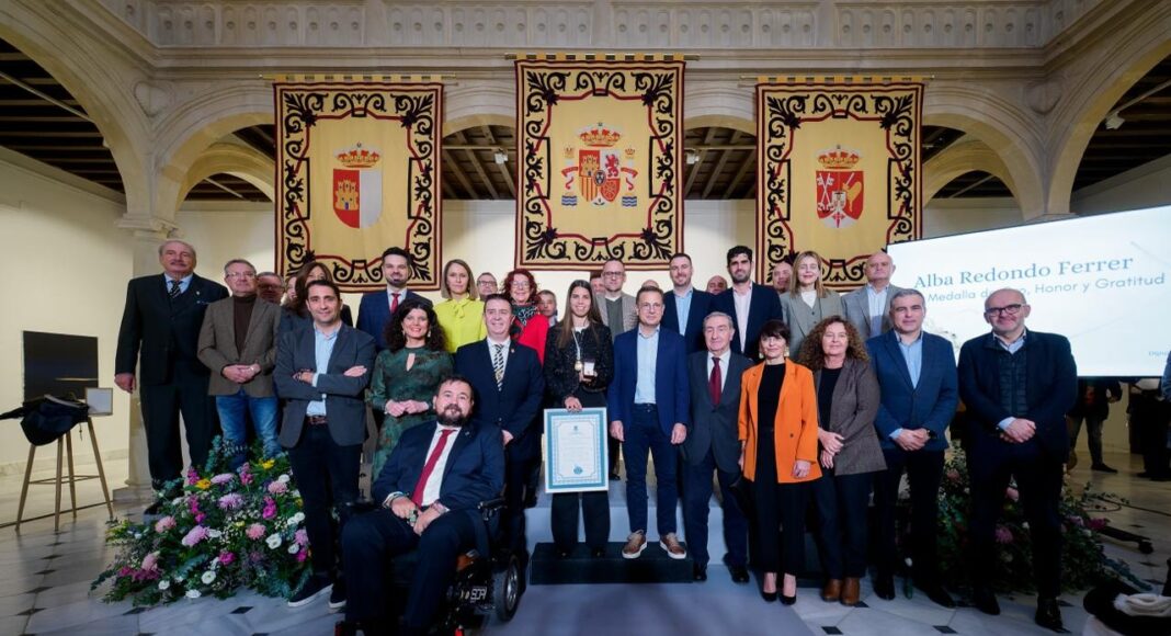 Alba Redondo por recibir la Medalla de Oro de Honor
