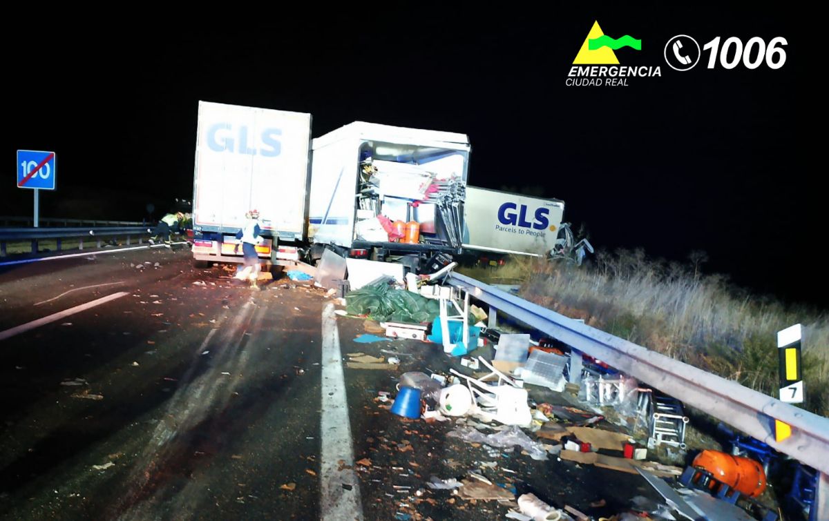 Herido el conductor de un camión tras el choque con otro en Santa Cruz de Mudela