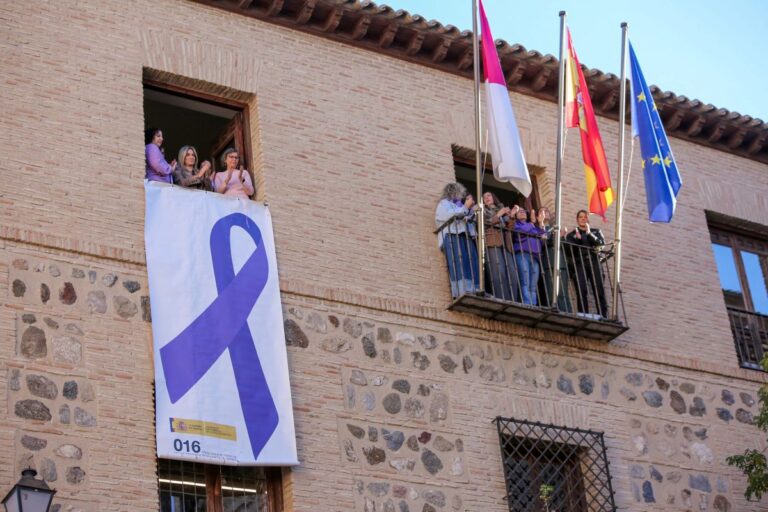 Un lazo del 25N de la Delegación del Gobierno para recordar a víctimas que trabaja «con ellas, por ellas y para ellas»