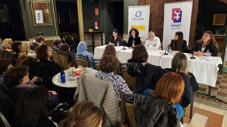 Una concurrida mesa redonda analiza en Manzanares las distintas formas de la violencia de género