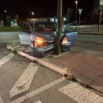 Un conductor choca contra un semáforo en la Avenida de San Julián de Cuenca