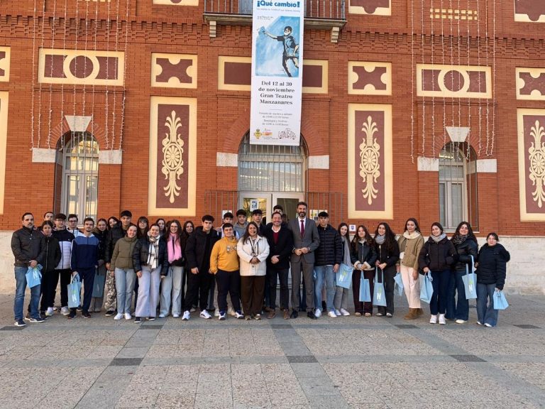 Manzanares revive los 50 años de democracia con una visita guiada sobre la Transición