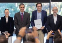 Sánchez firma con UGT y CSIF el alza salarial de los funcionarios hasta 2028