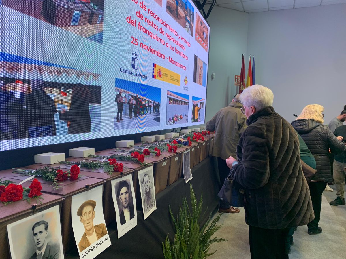 El ministro de Memoria Democrática asiste en Manzanares a la entrega de restos de represaliados del franquismo