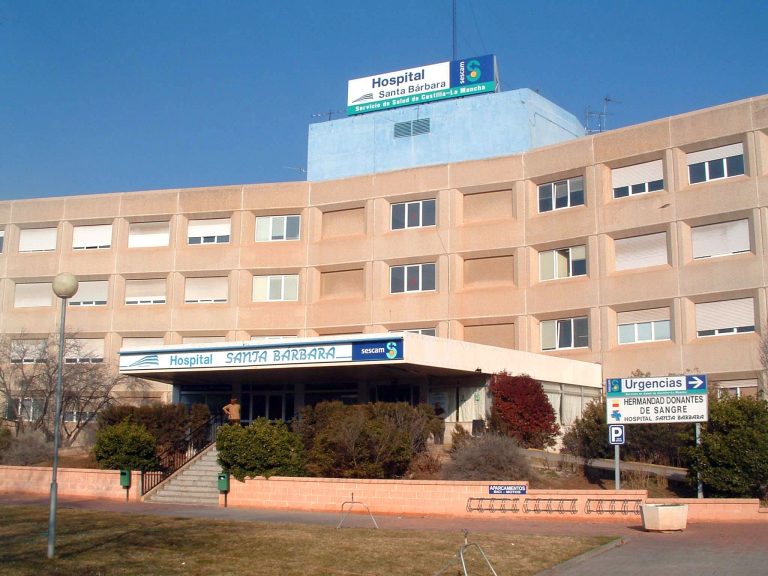 Trasladan al hospital a una mujer tras ser atropellada por un turismo