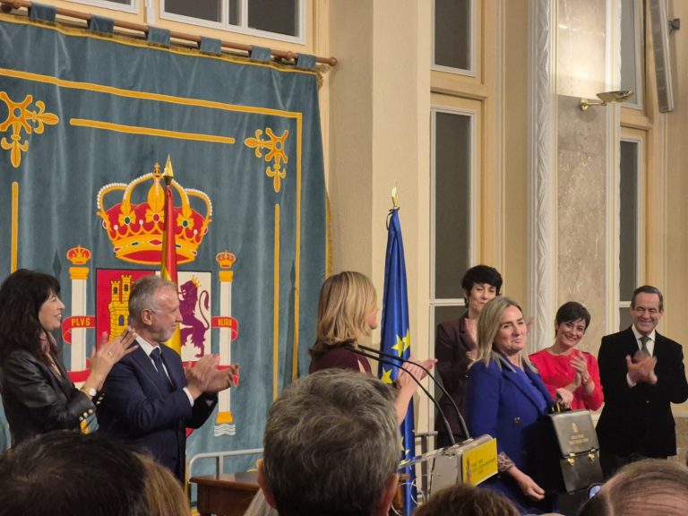 Milagros Tolón recoge la cartera de Educación y reconoce el trabajo de Alegría: «No partimos de cero»