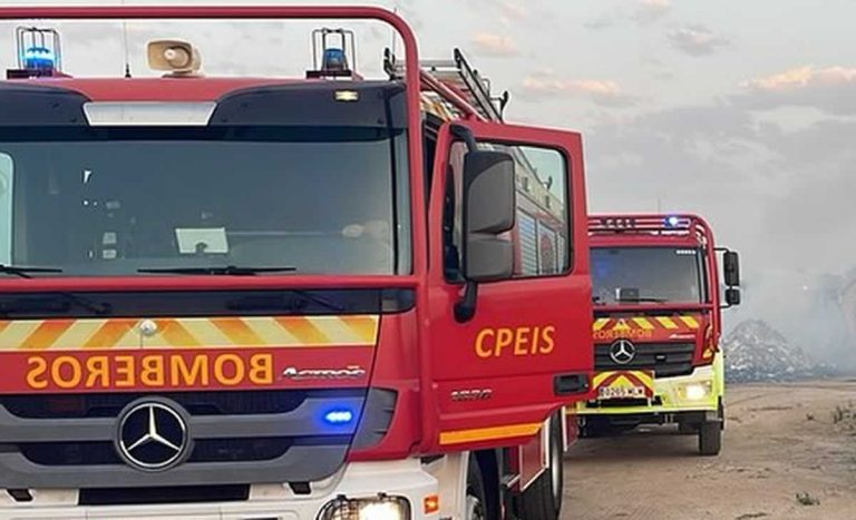 Cinco vecinos atendidos por inhalación de humo tras un incendio en un bloque de viviendas de Talavera