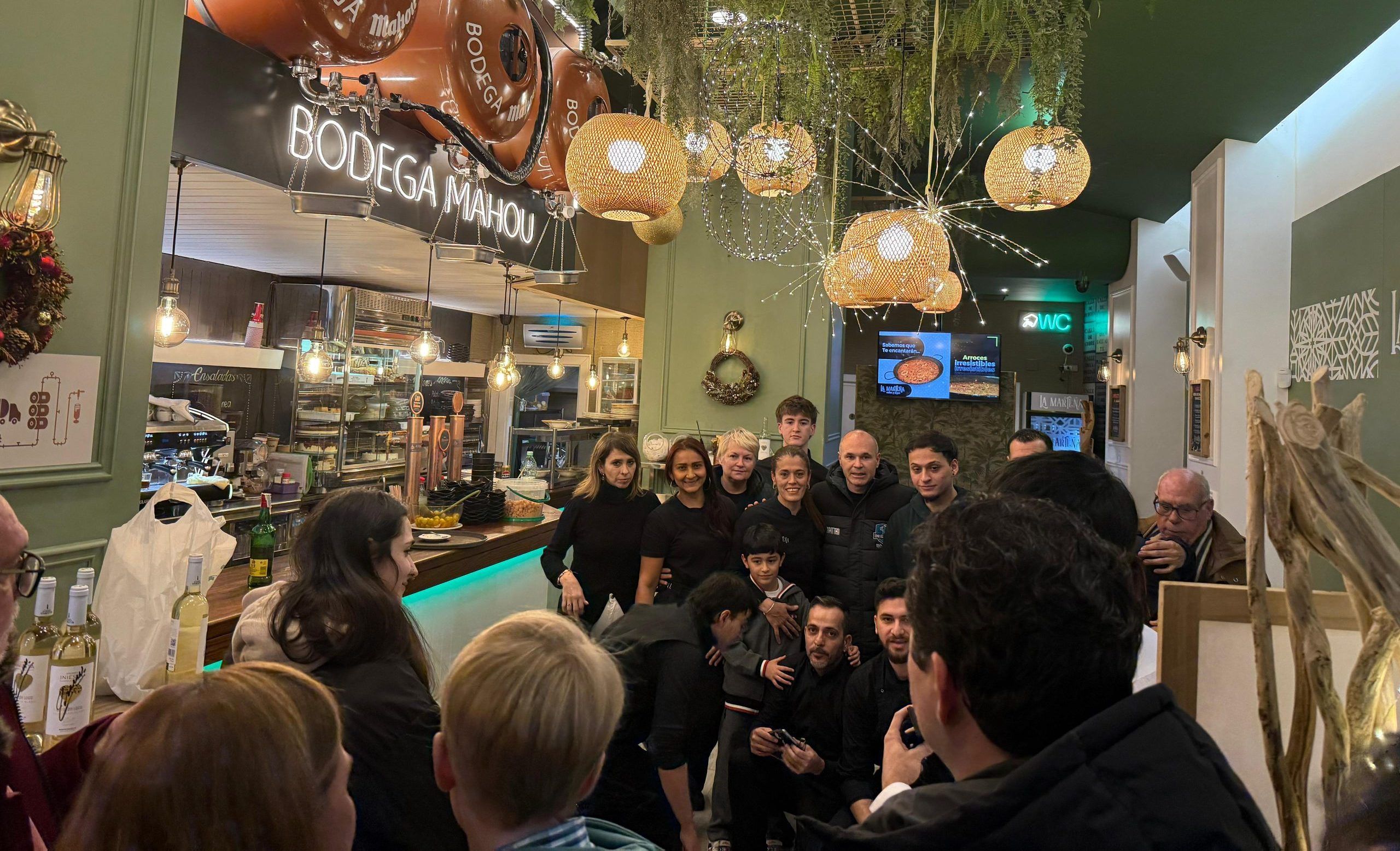 Andrés Iniesta sorprende con una visita a un restaurante de Albacete tras la Iniesta Cup