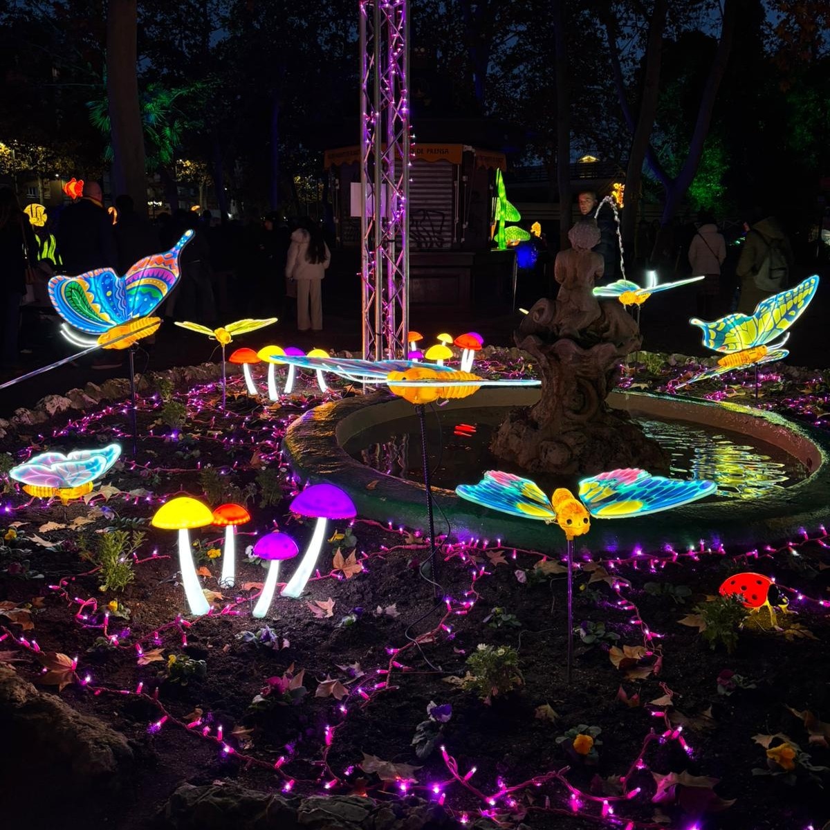 Albacete se ilumina por Navidad: así luce el espectáculo ‘Lucidum Natura’ en el Parque de los Jardinillos