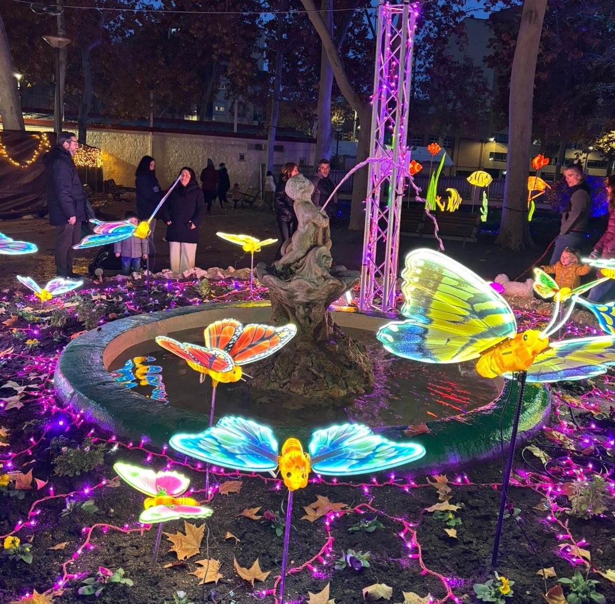 Albacete se ilumina por Navidad: así luce el espectáculo ‘Lucidum Natura’ en el Parque de los Jardinillos