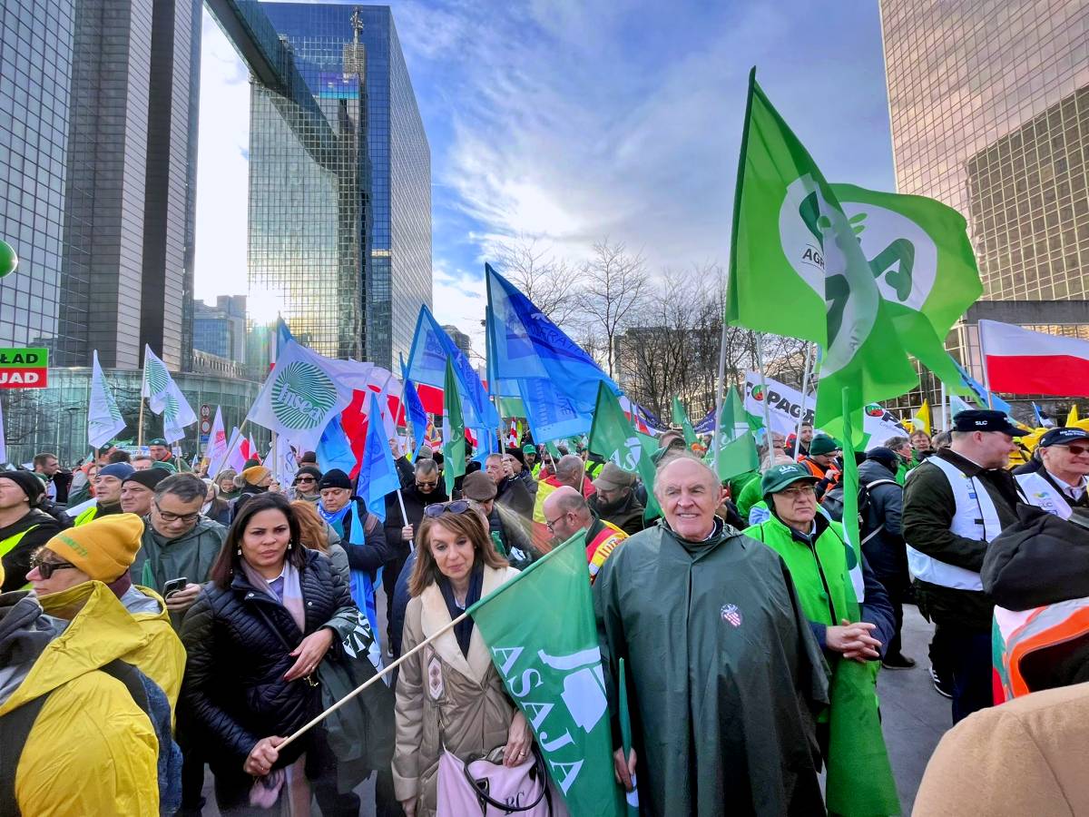 Masiva protesta del campo en Bruselas contra la nueva PAC y el acuerdo con Mercosur