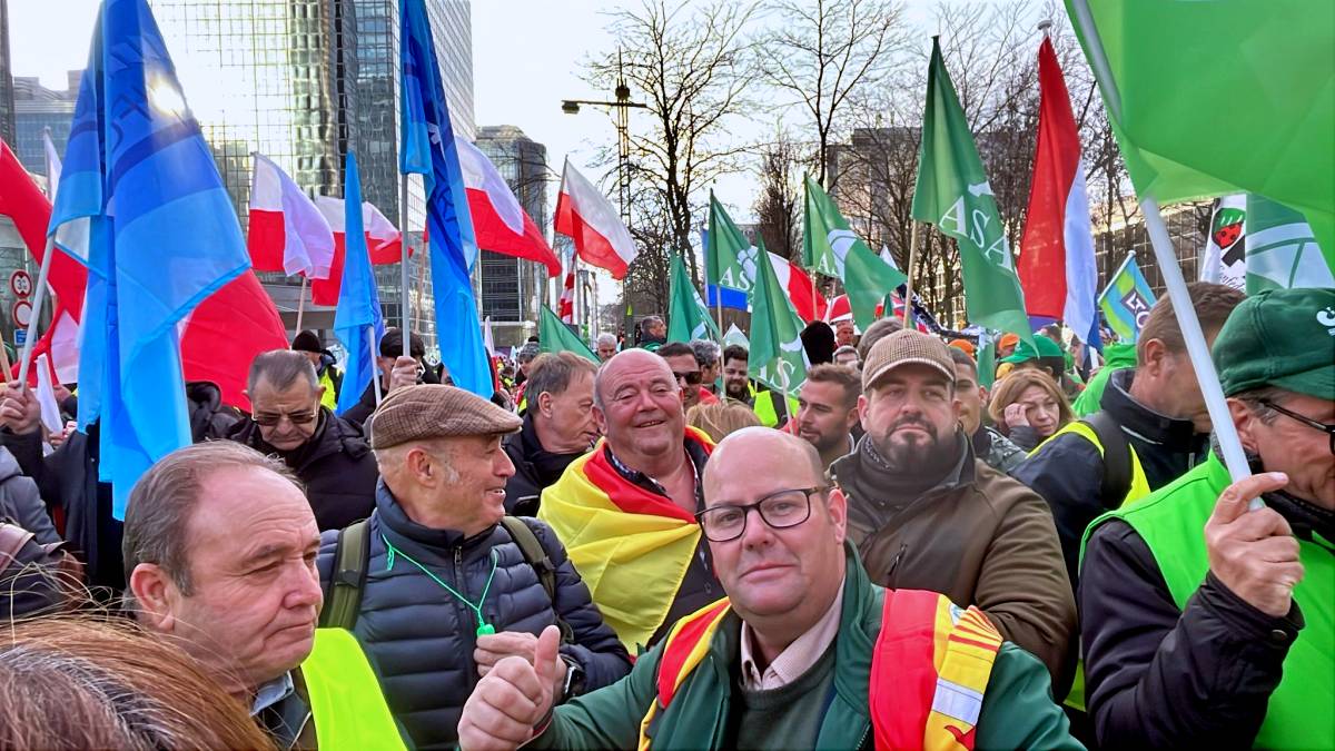 Masiva protesta del campo en Bruselas contra la nueva PAC y el acuerdo con Mercosur