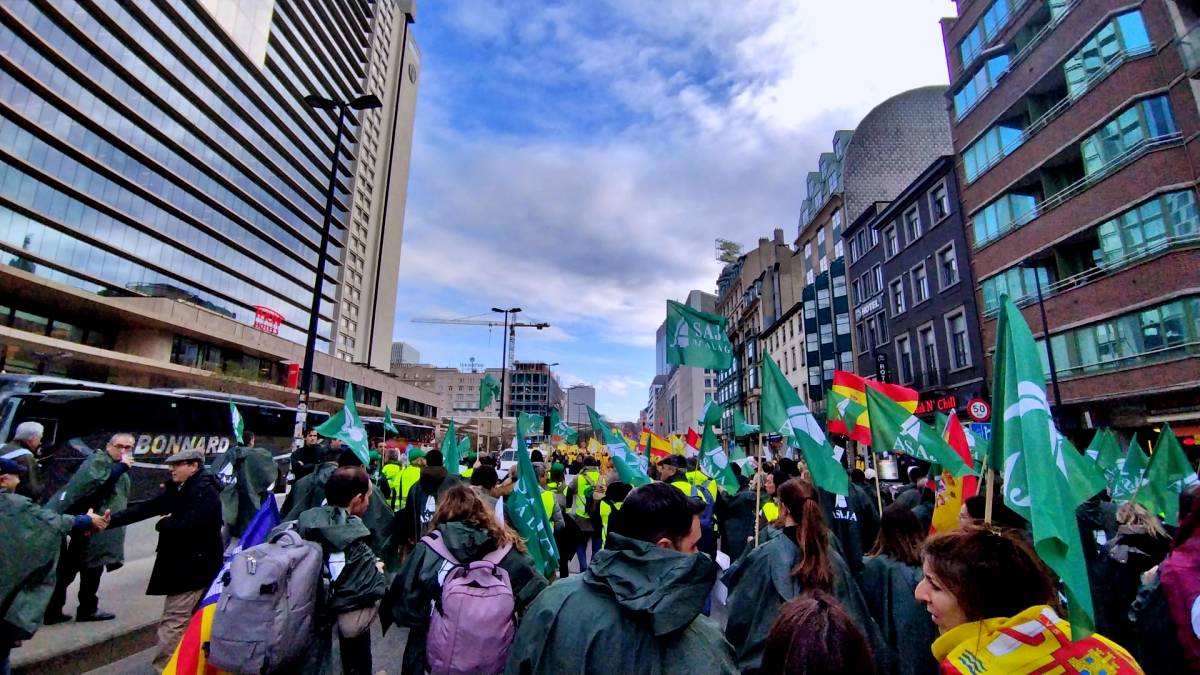 Masiva protesta del campo en Bruselas contra la nueva PAC y el acuerdo con Mercosur
