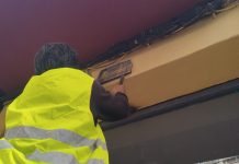 Retiran más de medio centenar de placas con simbología franquista en edificios de Cuenca