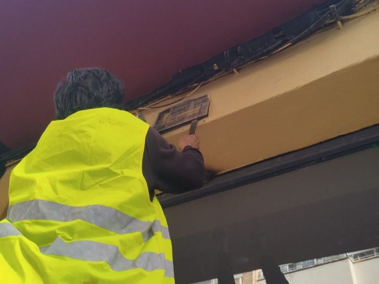 Retiran más de medio centenar de placas con simbología franquista en edificios de Cuenca