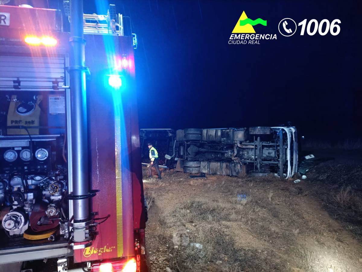 Vuelca un camión articulado en la A-4 a la altura de Manzanares y provoca un derrame de combustible