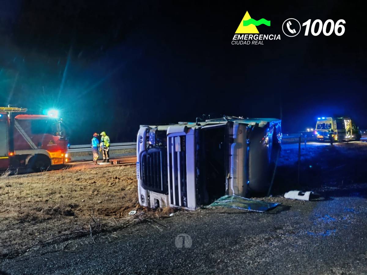Vuelca un camión articulado en la A-4 a la altura de Manzanares y provoca un derrame de combustible