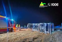 Vuelca un camión articulado en la A-4 a la altura de Manzanares y provoca un derrame de combustible