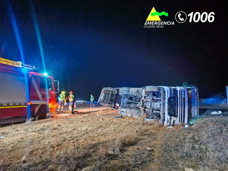 Vuelca un camión articulado en la A-4 a la altura de Manzanares y provoca un derrame de combustible