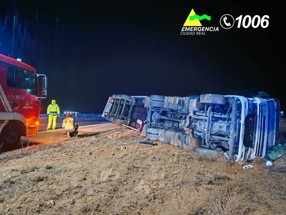Vuelca un camión articulado en la A-4 a la altura de Manzanares y provoca un derrame de combustible