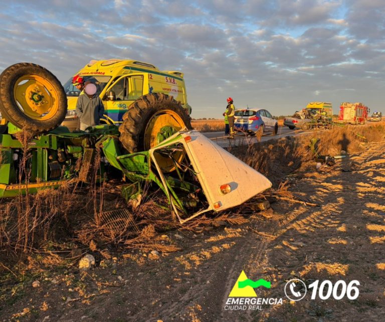Aparatoso accidente tras el choque de un tractor y un turismo en Socuéllamos