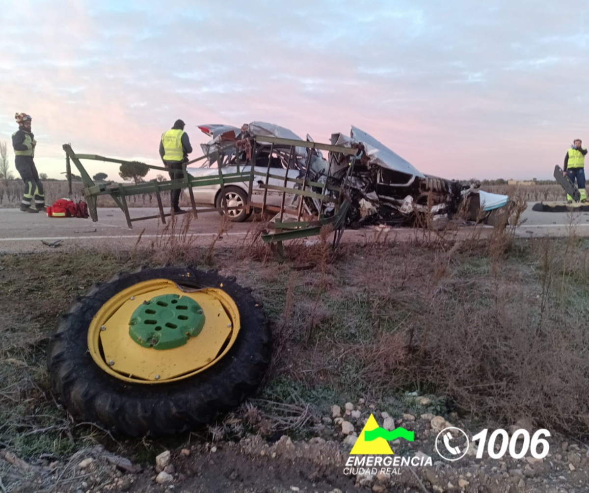 Bomberos de Tomelloso intervienen tras el choque entre un tractor y un turismo en Socuéllamos