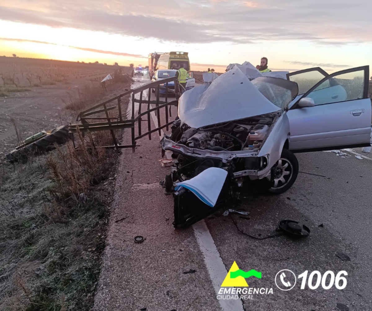 Bomberos de Tomelloso intervienen tras el choque entre un tractor y un turismo en Socuéllamos