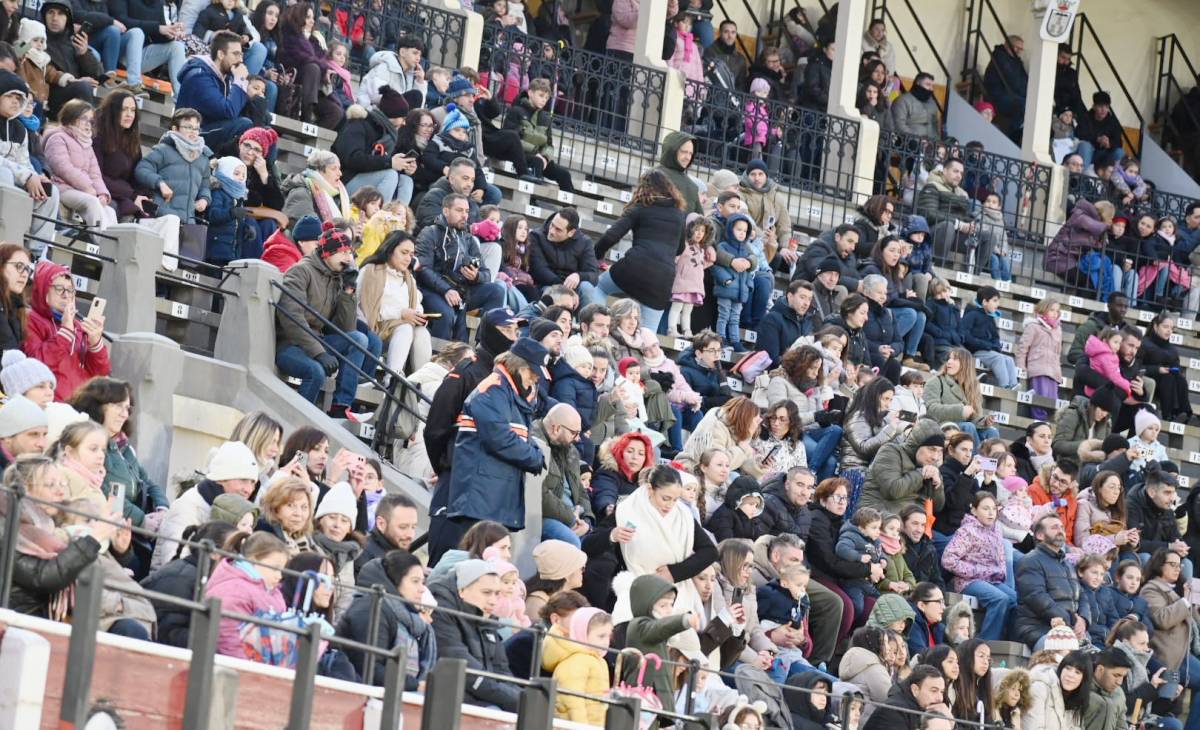 Más de 50.000 personas disfrutan de la Cabalgata de Reyes en Albacete pese al frío y la lluvia