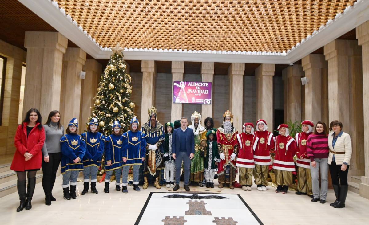 Más de 50.000 personas disfrutan de la Cabalgata de Reyes en Albacete pese al frío y la lluvia