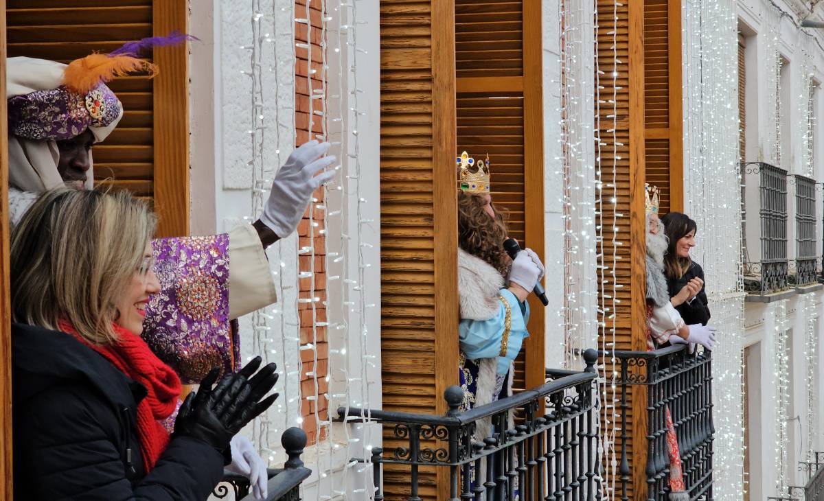 Los Reyes Magos llenan de ilusión Manzanares con una multitudinaria cabalgata y un mensaje de paz