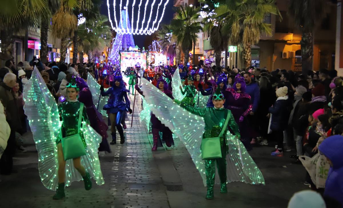 Los Reyes Magos llenan de ilusión Manzanares con una multitudinaria cabalgata y un mensaje de paz