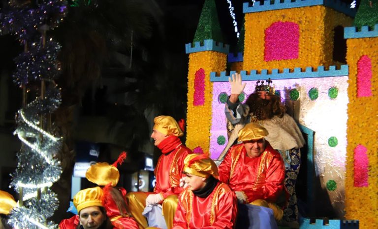 Los Reyes Magos llenan de ilusión Manzanares con una multitudinaria cabalgata y un mensaje de paz