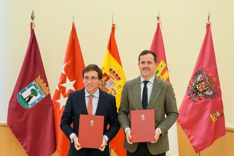 Toledo se apoyará en la experiencia de Madrid para renovar su transporte urbano tras un acuerdo entre Velázquez y Almeida
