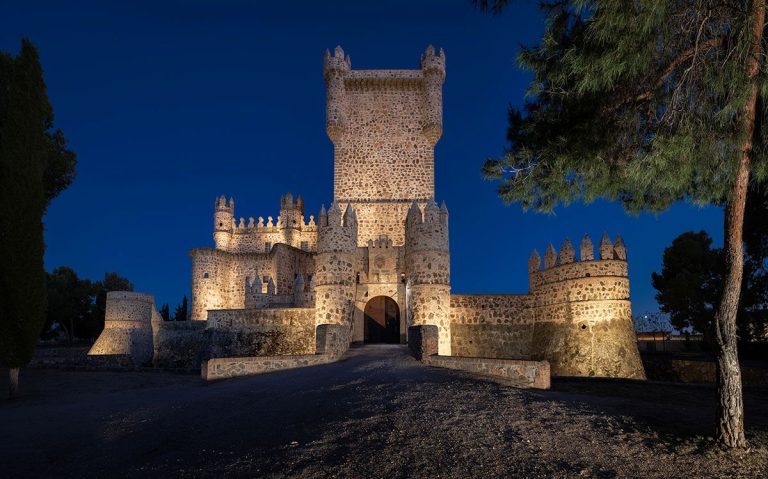 El Castillo de Guadamur, la fortaleza toledana con aires italianos donde llegaron a vivir Juana la Loca y Felipe el Hermoso