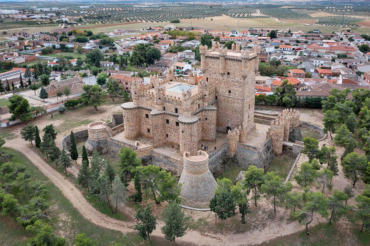 El Castillo de Guadamur, la fortaleza toledana con aires italianos donde llegaron a vivir Juana la Loca y Felipe el Hermoso