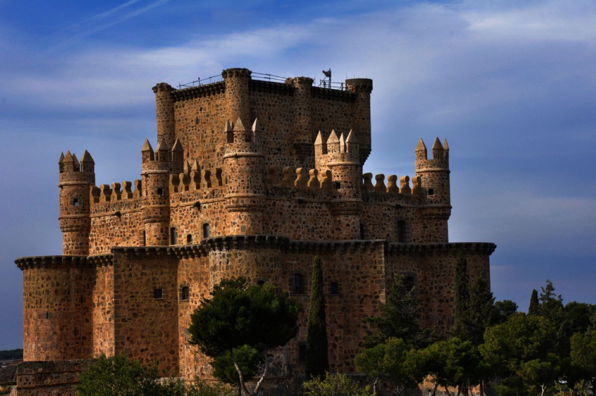 El Castillo de Guadamur, la fortaleza toledana con aires italianos donde llegaron a vivir Juana la Loca y Felipe el Hermoso