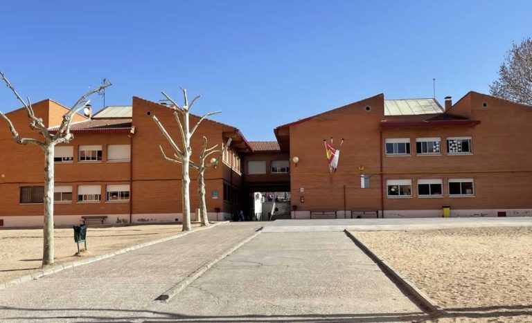 Padres de alumnos de un colegio en Toledo denuncian violencia reiterada por parte de un menor y exigen medidas urgentes
