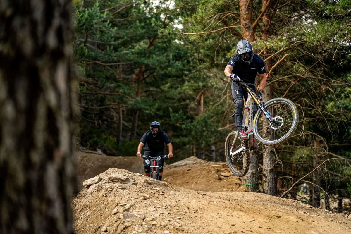 Esquiar cerca de Castilla-La Mancha y con el Pico del Lobo de fondo: La Pinilla