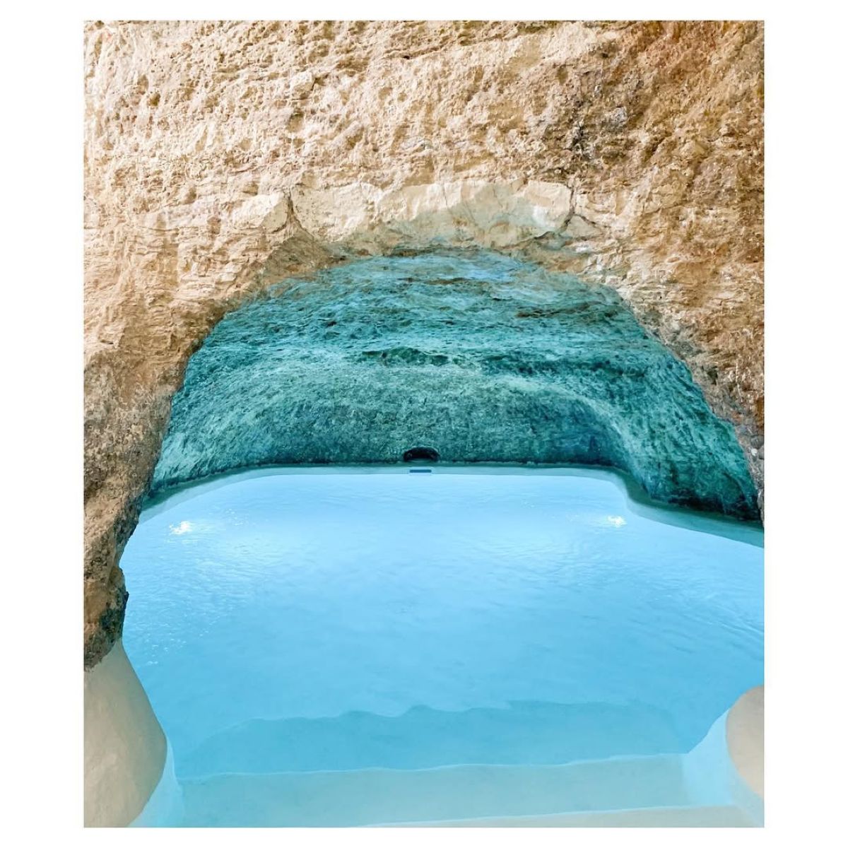 Un baño a 33 grados y bajo tierra: la cueva termal que esconde un pueblo de Cuenca