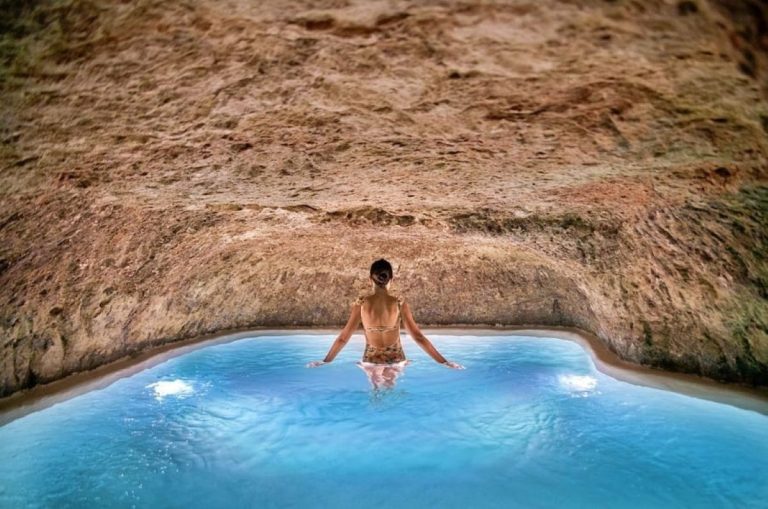 Un baño a 33 grados y bajo tierra: la cueva termal que esconde un pueblo de Cuenca
