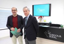 El alcalde de Cáceres visita la oficina de Eurocaja Rural en la capital