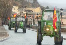 Más de 50 tractores y cientos de agricultores marchan por Toledo bajo la lluvia en defensa del campo