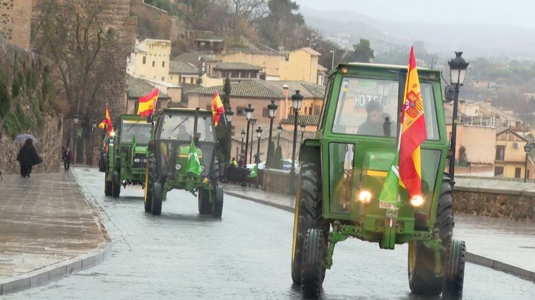 Más de 50 tractores y cientos de agricultores marchan por Toledo bajo la lluvia en defensa del campo