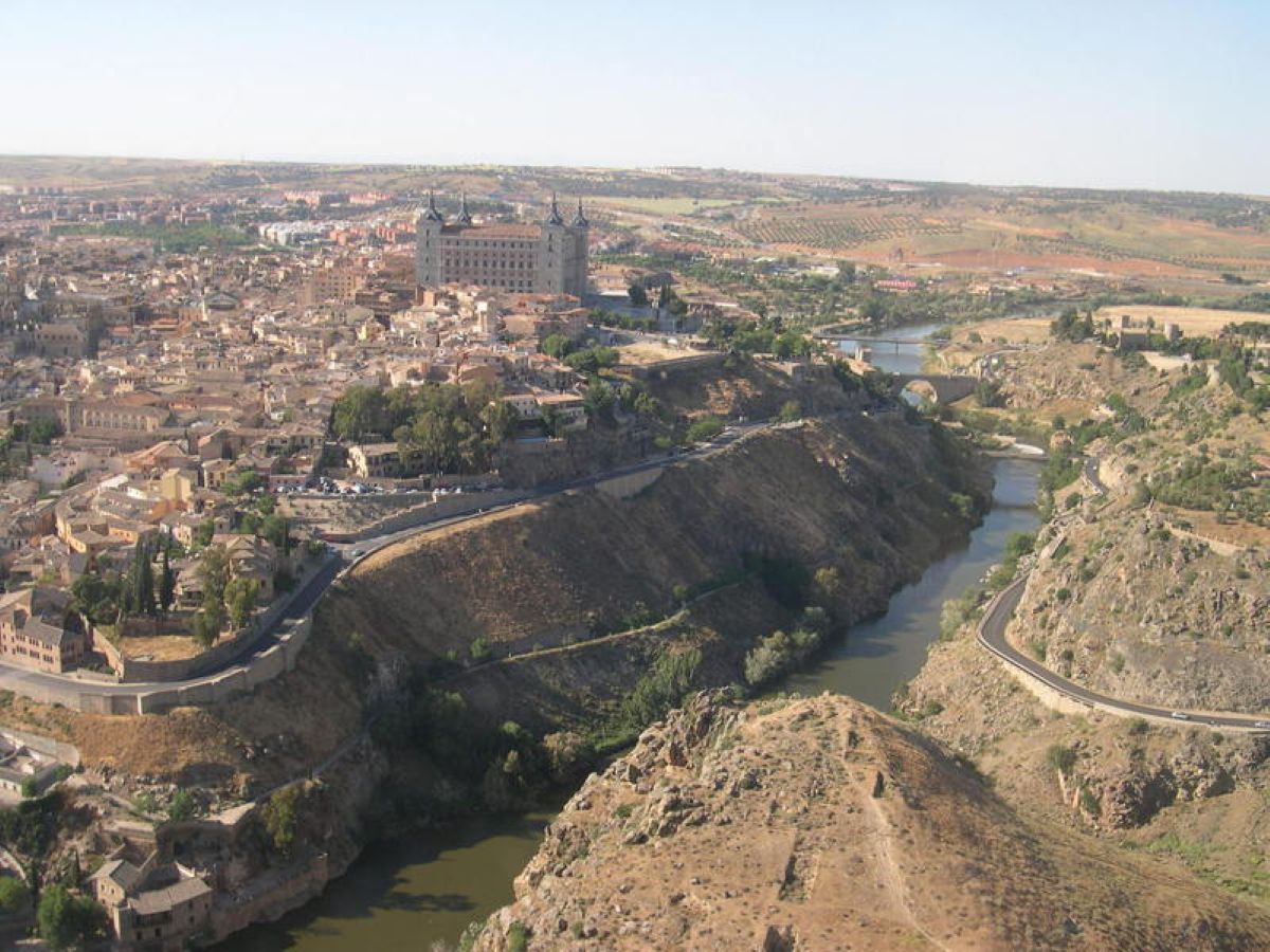 Ser piloto por un día sin salir de C-LM: la experiencia de sobrevolar Toledo