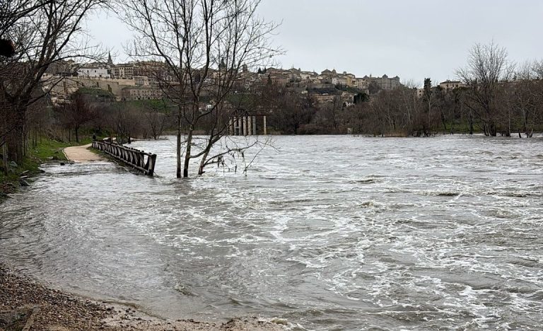 El Tajo en Toledo sigue en alerta roja pero el caudal va descendiendo y se espera una evolución favorable