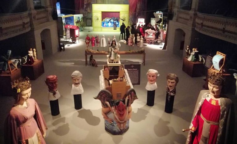 El Teatro de Rojas acoge una exposición que recorre mil años de teatro de figuras en España