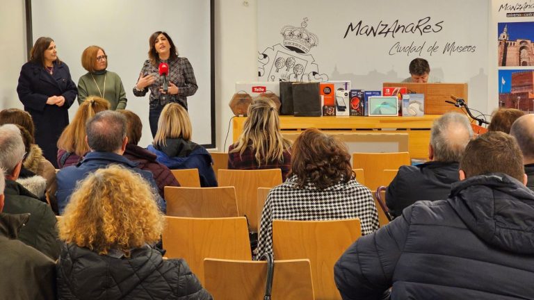 El comercio local de Manzanares celebra el respaldo municipal tras el éxito de la campaña navideña con 44 premios