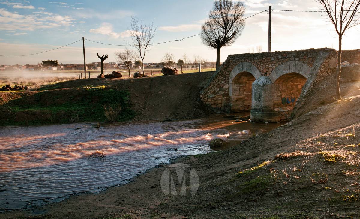 El río Azuer vuelve a llevar agua a su paso por Membrilla y Manzanares tras las intensas lluvias de febrero