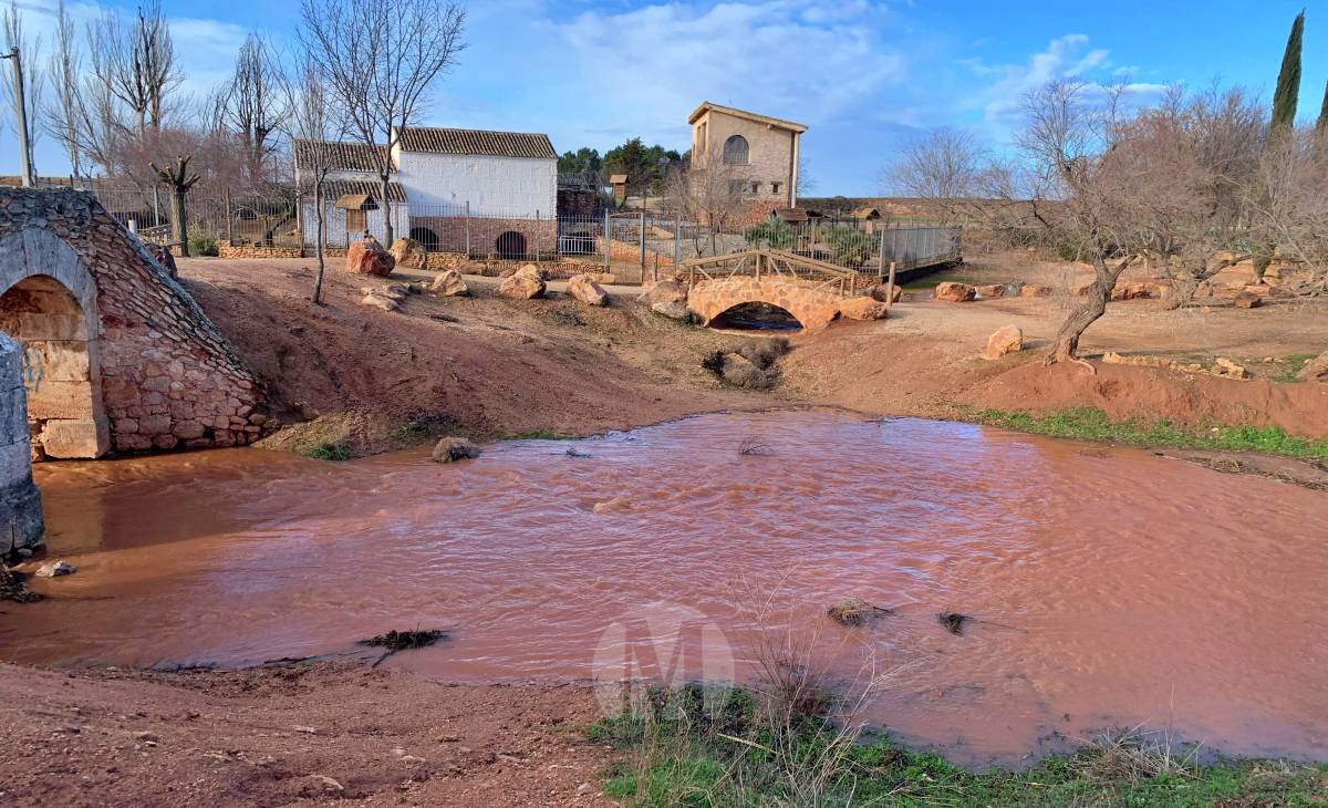 El río Azuer vuelve a llevar agua a su paso por Membrilla y Manzanares tras las intensas lluvias de febrero